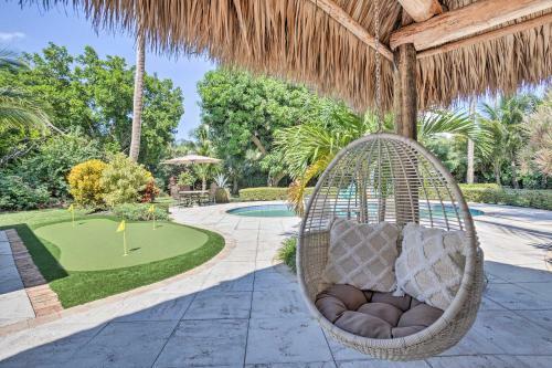 Tropical Palm Beach Escape With Outdoor Paradise!