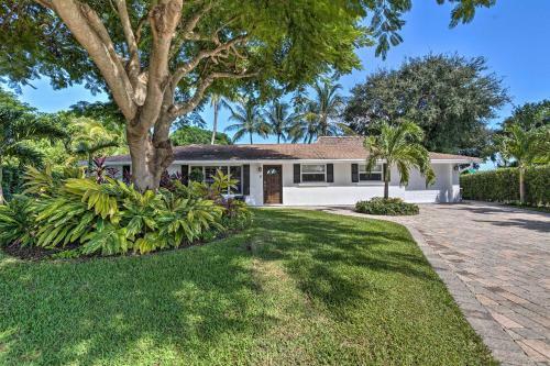 Tropical Palm Beach Escape With Outdoor Paradise!