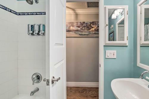 Tropical Palm Beach Escape With Outdoor Paradise!