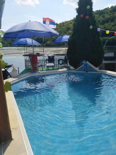 Villa Ku?a Na Obali Jezera Sa Bazenom