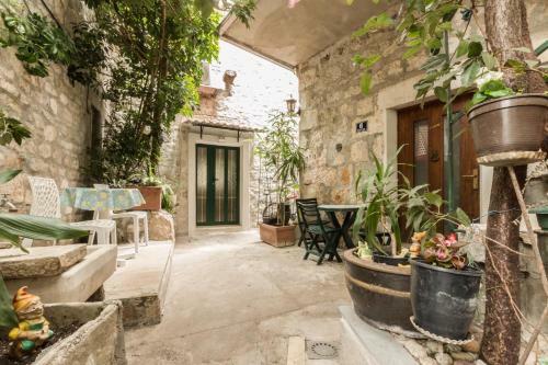 Hostal Adriana Downtown Guesthouse