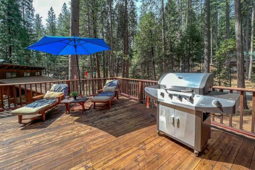 Immaculate Cabin With Bbq Deck And Community Pool