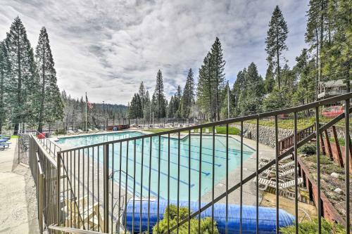 Immaculate Cabin With Bbq Deck And Community Pool