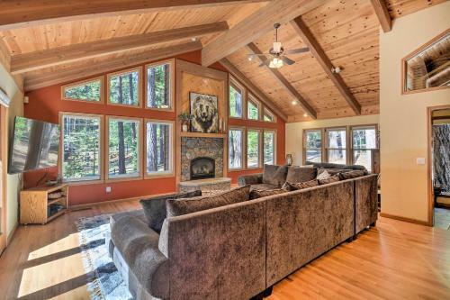Immaculate Cabin With Bbq Deck And Community Pool