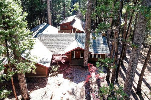 Immaculate Cabin With Bbq Deck And Community Pool