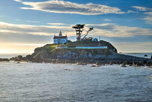 Sinatras Beyond The Sea- Short Walk To Ocean!