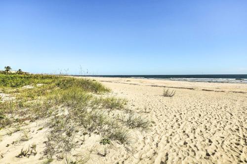Cape Canaveral Townhome Less Than Half-mi To Beach!