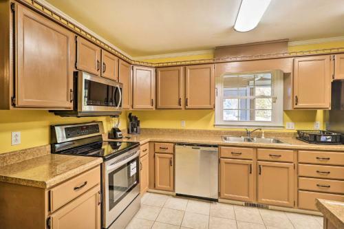 Lakefront Macon Home With Pool, Dock And Fire Pit!