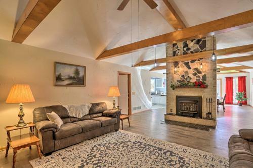 Stony Creek Lodge Escape With Deck And Sunroom!