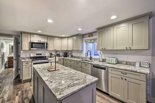 Country Club Hideaway With Community Amenities!