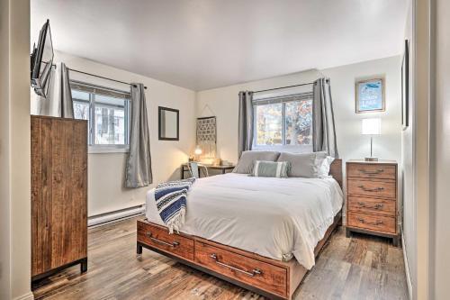 Country Club Hideaway With Community Amenities!
