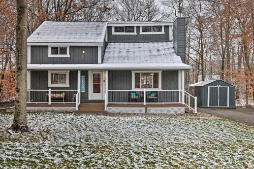 Country Club Hideaway With Community Amenities!