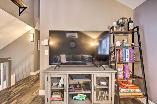 Country Club Hideaway With Community Amenities!