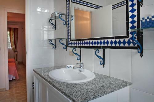 Casa Alb�itar