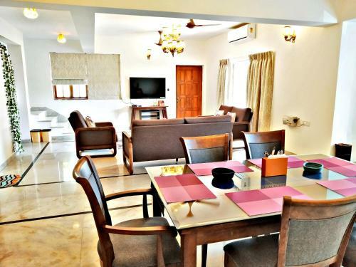 Villa de Plumeria 2bhk Pool 1km Candolim Beach!