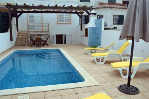 Moradia Fant�stica Com Piscina A 5 Min Da Praia