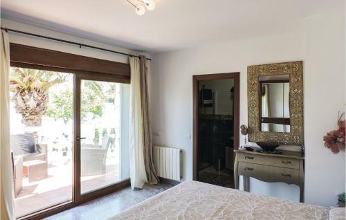 Five-bedroom Holiday Home In Miami Platja