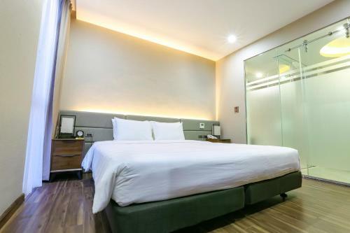 Western Skyline Hotel