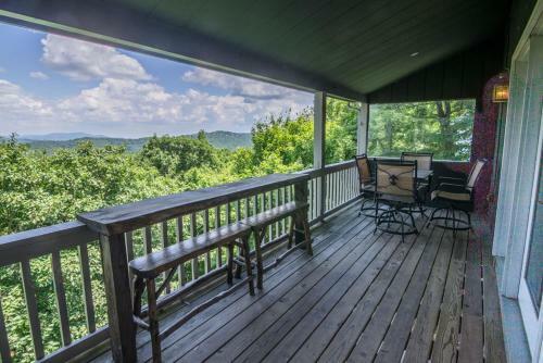 Antlers Lodge - Mountain Views, Hot Tub, Fire Pit, Ping Pong Table