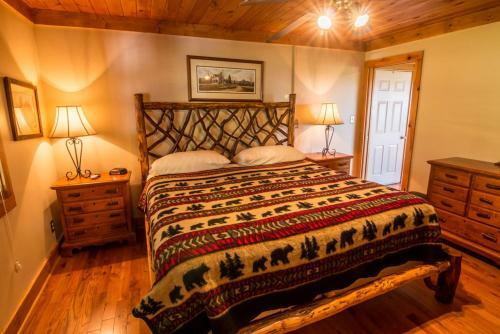 Antlers Lodge - Mountain Views, Hot Tub, Fire Pit, Ping Pong Table