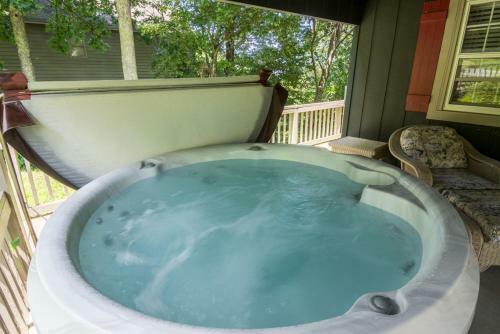 Antlers Lodge - Mountain Views, Hot Tub, Fire Pit, Ping Pong Table