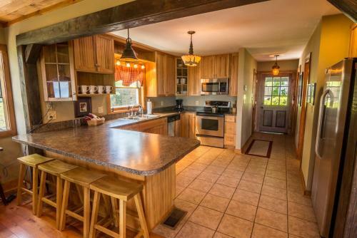 Antlers Lodge - Mountain Views, Hot Tub, Fire Pit, Ping Pong Table