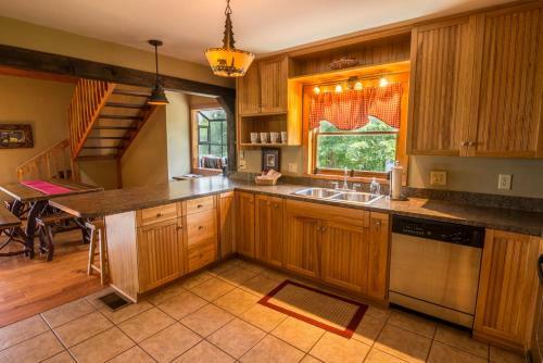 Antlers Lodge - Mountain Views, Hot Tub, Fire Pit, Ping Pong Table