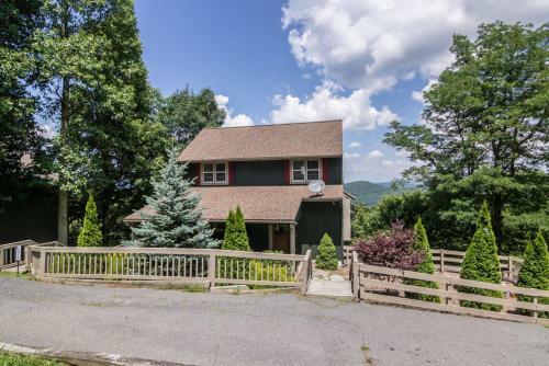 Antlers Lodge - Mountain Views, Hot Tub, Fire Pit, Ping Pong Table