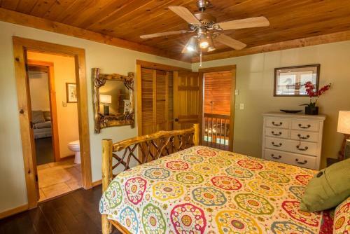 Antlers Lodge - Mountain Views, Hot Tub, Fire Pit, Ping Pong Table