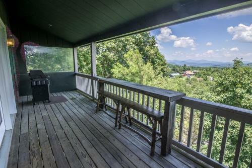 Antlers Lodge - Mountain Views, Hot Tub, Fire Pit, Ping Pong Table