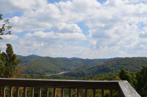 5 O'clock Somewhere - Between Boone & Blowing Rock, Has Hot Tub, Pool Table And Great Views!