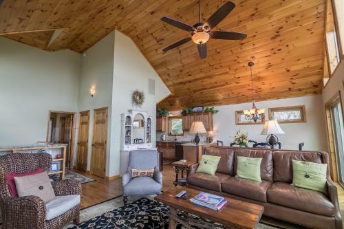 1 Beautiful View - Between Boone & Blowing Rock, Hot Tub, Pool Table!