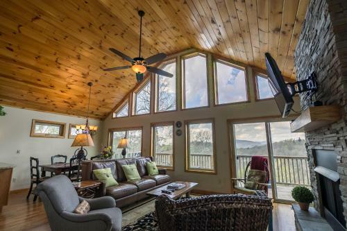 1 Beautiful View - Between Boone & Blowing Rock, Hot Tub, Pool Table!
