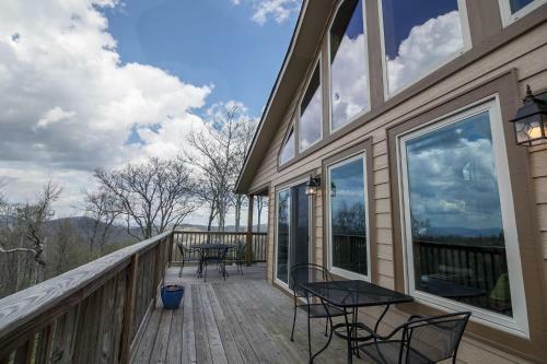 1 Beautiful View - Between Boone & Blowing Rock, Hot Tub, Pool Table!