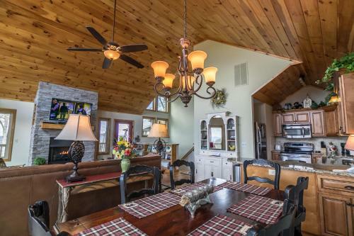 1 Beautiful View - Between Boone & Blowing Rock, Hot Tub, Pool Table!