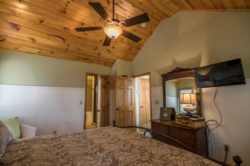 1 Beautiful View - Between Boone & Blowing Rock, Hot Tub, Pool Table!