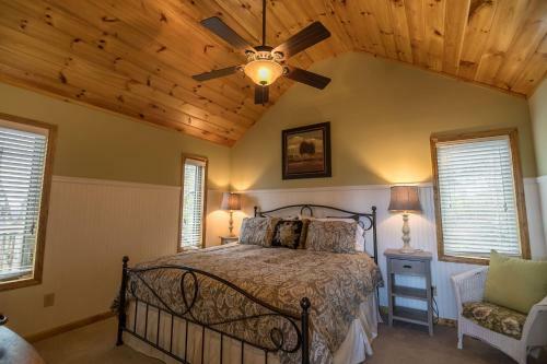 1 Beautiful View - Between Boone & Blowing Rock, Hot Tub, Pool Table!