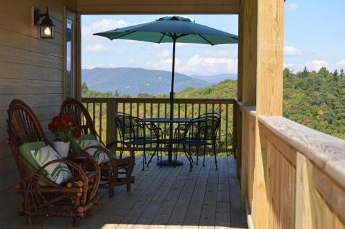 1 Beautiful View - Between Boone & Blowing Rock, Hot Tub, Pool Table!
