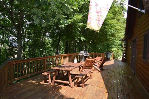 Atop Boone - Sleeping Loft, Pet Friendly, Jacuzzi Tub, Large Deck With Great Views!