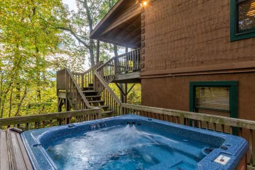 Appalachian Satisfaction - Private Retreat With Hot Tub, Fire Pit, Views