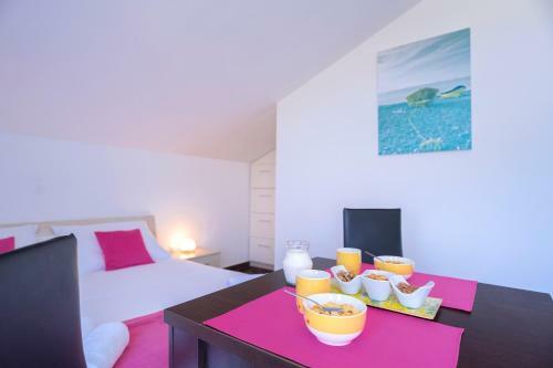 Hostal Rooms & Studio Villa Fio