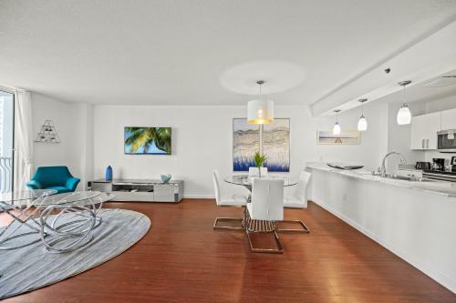 Amazing Condo With Free Parking In Brickell Miami