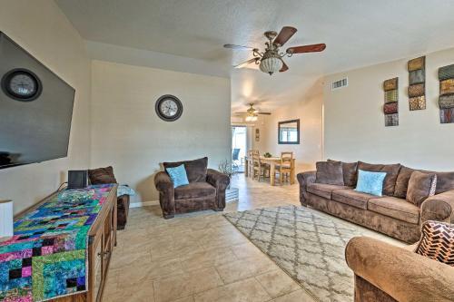 Charming House With Yard About 2 Mi To Lake Havasu!