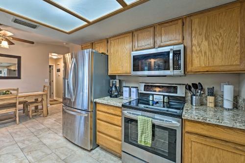 Charming House With Yard About 2 Mi To Lake Havasu!