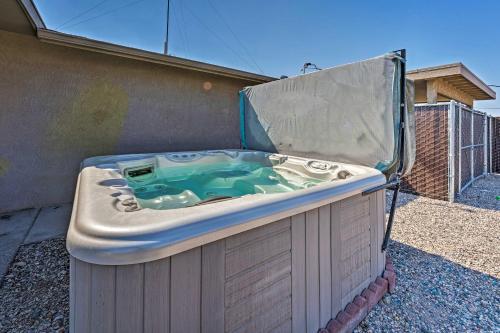 Charming House With Yard About 2 Mi To Lake Havasu!