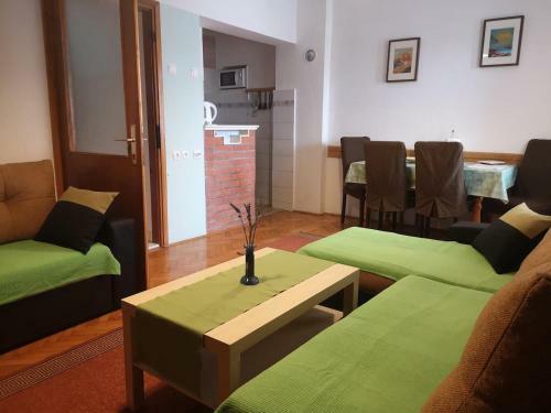 Apartments Petar Btw. Split And Omi?