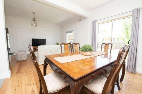 Bindi Cottage, Spacious & Unique, Opposite Pool