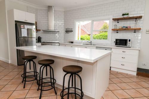 Benview Cottage, 3 Large Living Areas, Sleeps 8, Cbd