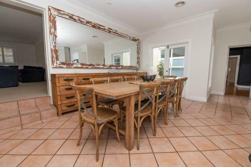 Benview Cottage, 3 Large Living Areas, Sleeps 8, Cbd