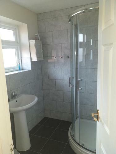 Large Double Room With Shared Bathroom